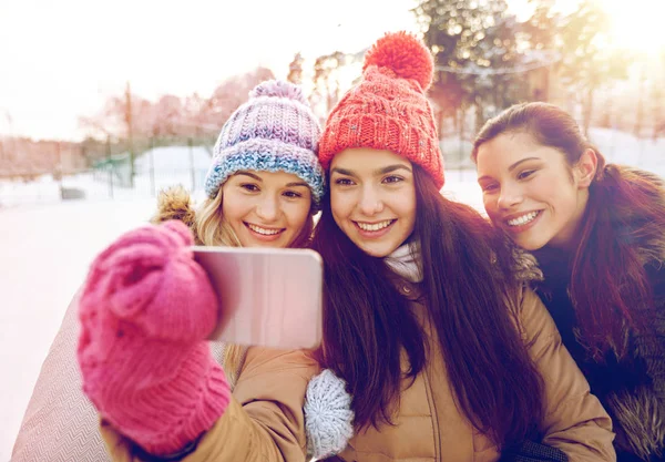 Happy teenage girls taking selfie with smartphone — Stock Photo, Image