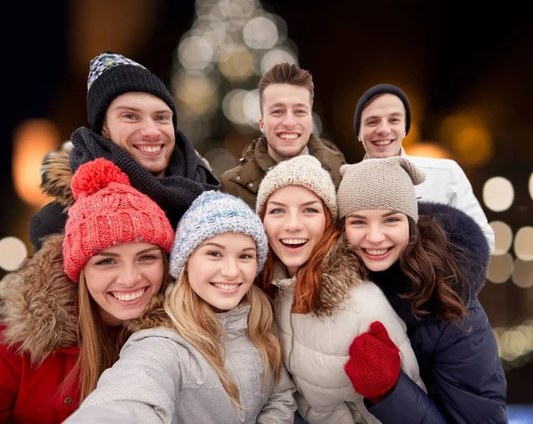 Szczęśliwy przyjaciele biorąc selfie na zewnątrz na Boże Narodzenie — Zdjęcie stockowe