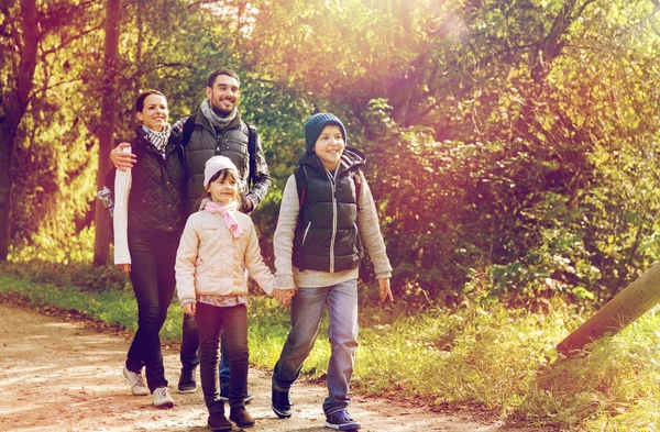 Glückliche Familie mit Rucksäcken beim Wandern im Wald — Stockfoto