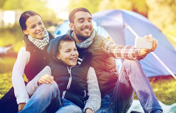 Família com smartphone tomando selfie no parque de campismo — Fotografia de Stock