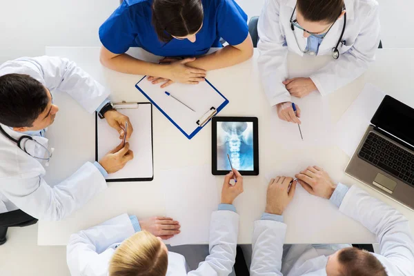 Γιατροί με ακτινογραφία της σπονδυλικής στήλης στον υπολογιστή tablet pc — Φωτογραφία Αρχείου