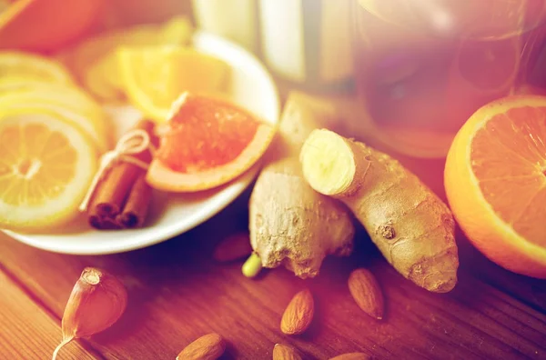 Jahe, jeruk buah, teh atau madu di kayu — Stok Foto