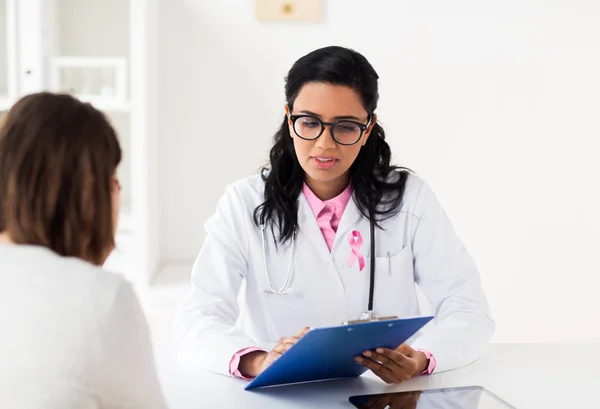 Лікар з рожевою стрічкою усвідомлення і пацієнт — стокове фото
