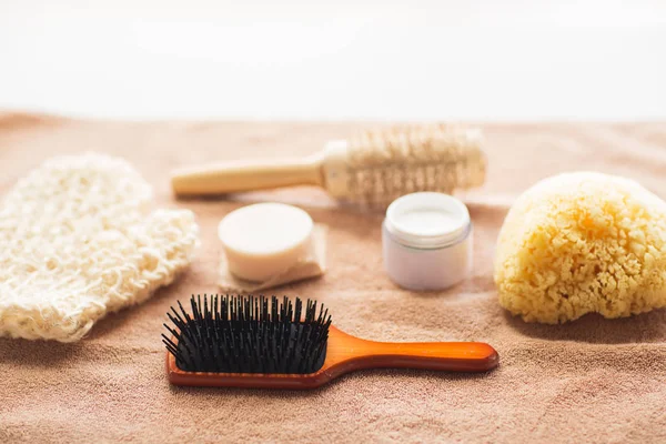 Spazzola per capelli, crema, spugna, sapone e telo da bagno — Foto Stock