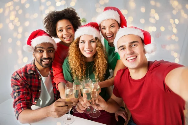 Glückliche Freunde feiern Weihnachten auf Büroparty — Stockfoto