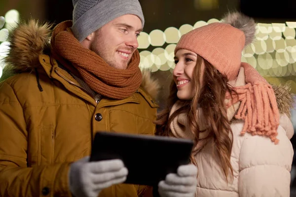 Casal feliz com tablet pc no mercado de natal — Fotografia de Stock