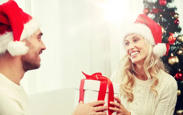 Casal feliz em casa com caixa de presente de Natal — Fotografia de Stock