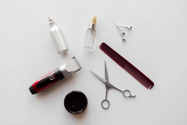 Spray do stylizacji włosów, trymer i nożyczki — Zdjęcie stockowe