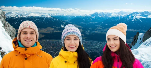 Amici felici in inverno sulle montagne alpi — Foto Stock