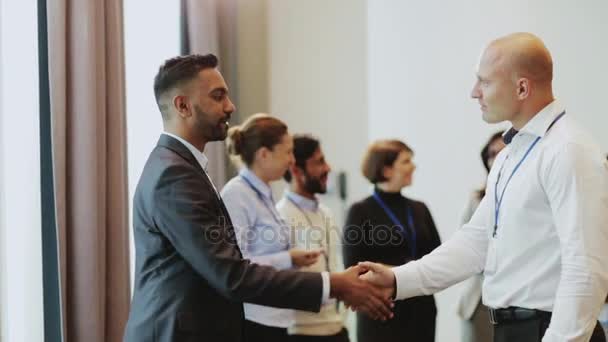 Handshake podnikatelů na obchodní konferenci — Stock video