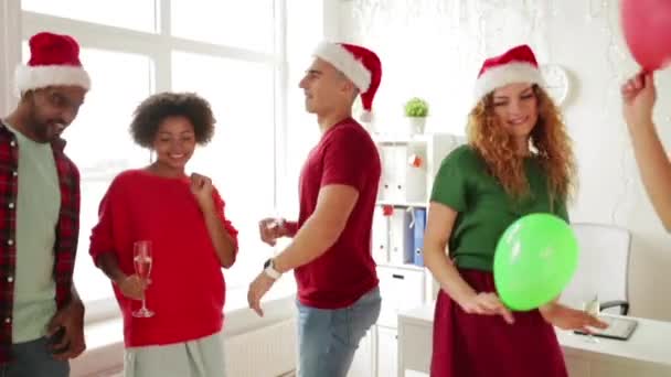 Командные танцы на рождественской корпоративной вечеринке — стоковое видео