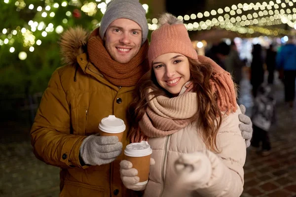 Пара з кавою приймає селфі на Різдво — стокове фото