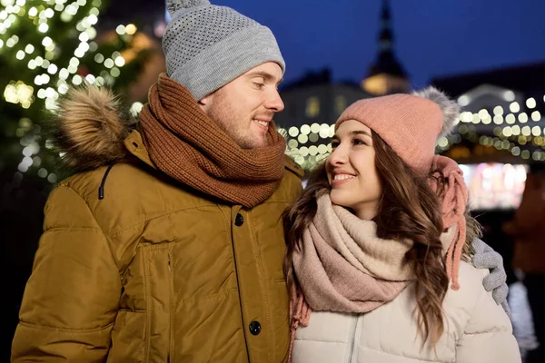 Couple heureux étreignant à l'arbre de Noël — Photo