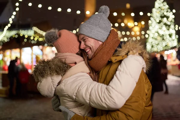 Couple heureux étreignant à l'arbre de Noël — Photo