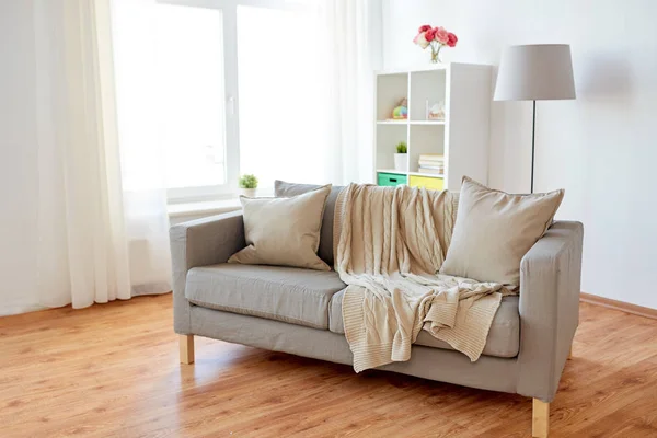 舒适的家客厅里有靠垫的沙发 — 图库照片