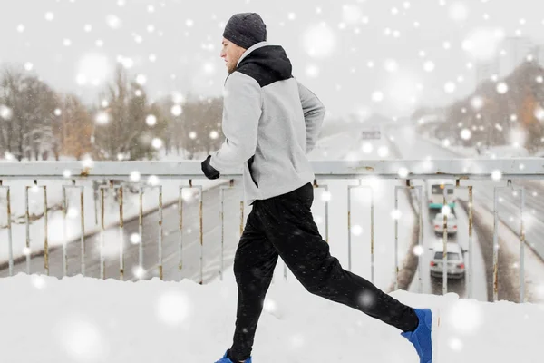 Man kör längs snötäckt vinter bro väg — Stockfoto