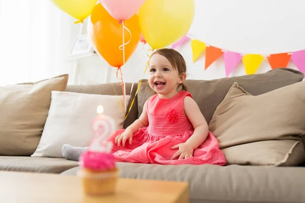 Happy baby girl na narozeninovou oslavu doma — Stock fotografie