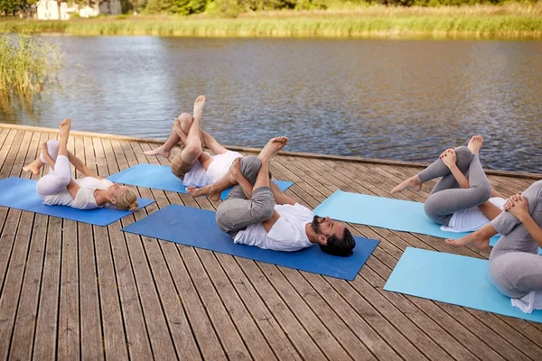 Gruppe von Menschen, die Yoga-Übungen im Freien machen — Stockfoto