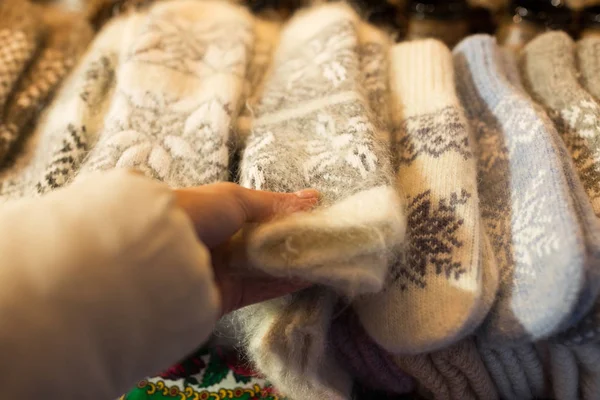 Žena nutnosti vlněné palčáky na vánoční trh — Stock fotografie