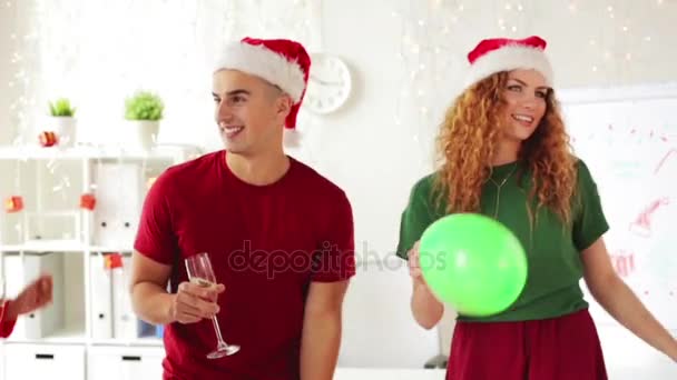 Danse d'équipe à Noël fête de bureau d'entreprise — Video