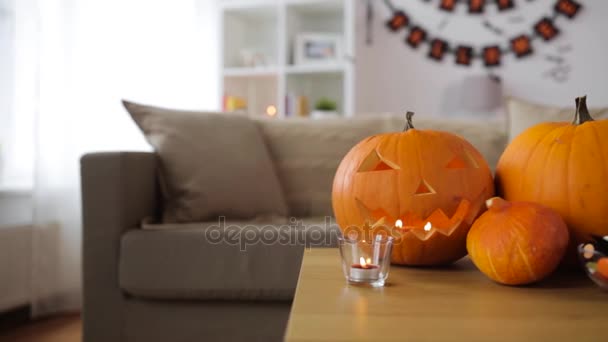 Jack-o-lanterne et décorations d'Halloween à la maison — Video