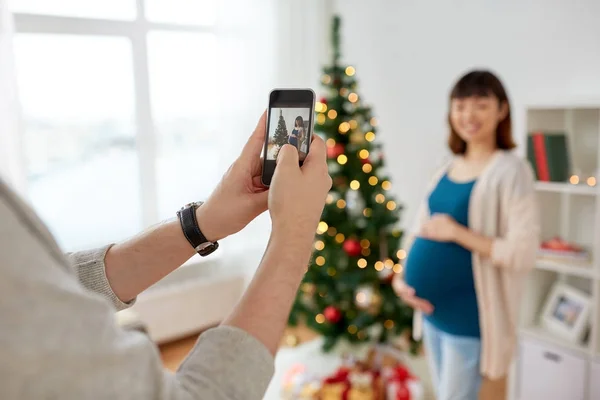 丈夫在圣诞节拍摄怀孕横笛 — 图库照片