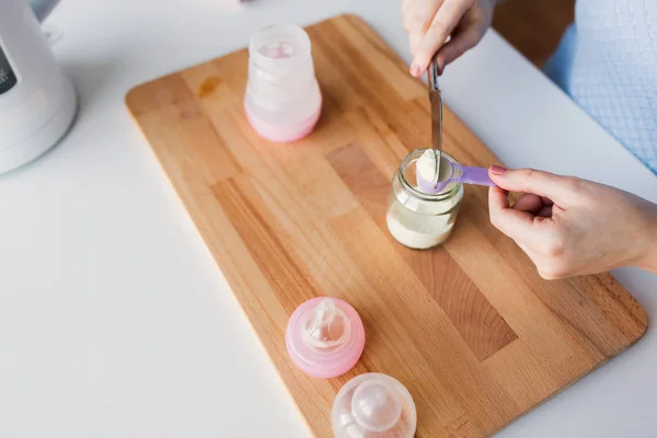 Jar 和勺制作配方奶的双手 — 图库照片