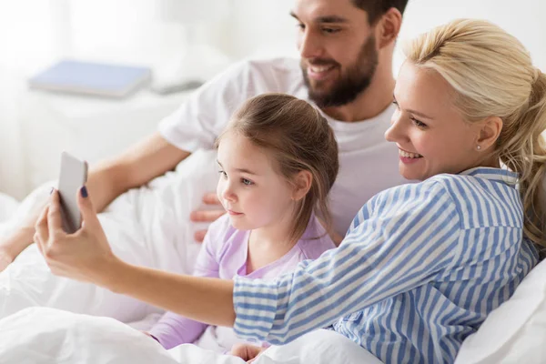 Szczęśliwa rodzina biorąc selfie przez smartfona w domu — Zdjęcie stockowe