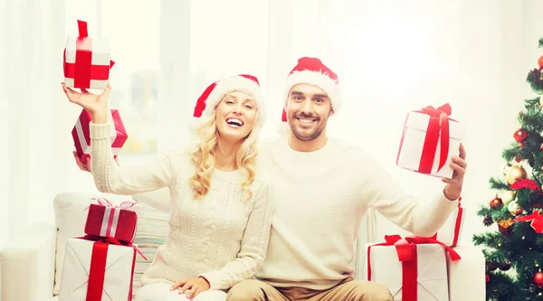 Feliz pareja en casa con cajas de regalo de Navidad —  Fotos de Stock