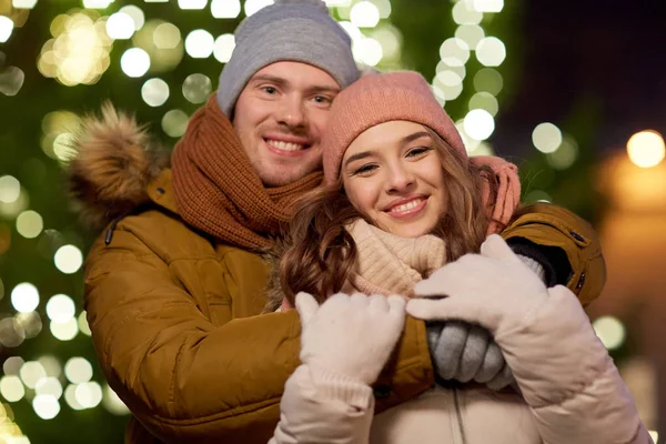 Feliz pareja abrazándose en el árbol de Navidad — Foto de Stock