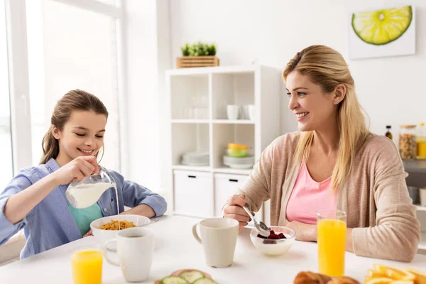 Szczęśliwa rodzina ze śniadaniem w domu kuchnia — Zdjęcie stockowe