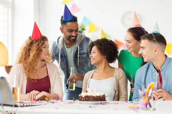 Equipo saludo colega en fiesta de cumpleaños de la oficina —  Fotos de Stock