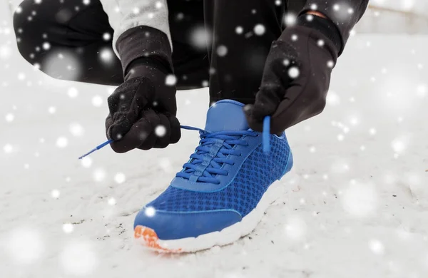 겨울 야외에서 신발 레이스를 묶는 사람의 닫습니다 — 스톡 사진