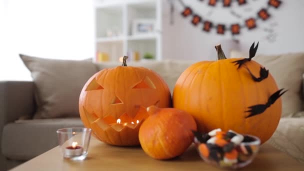 Jack-o-linterna y decoraciones de Halloween en casa — Vídeo de stock