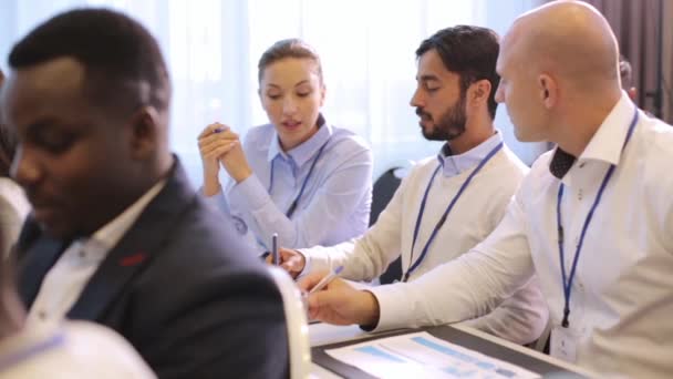 Equipe de negócios feliz na conferência internacional — Vídeo de Stock