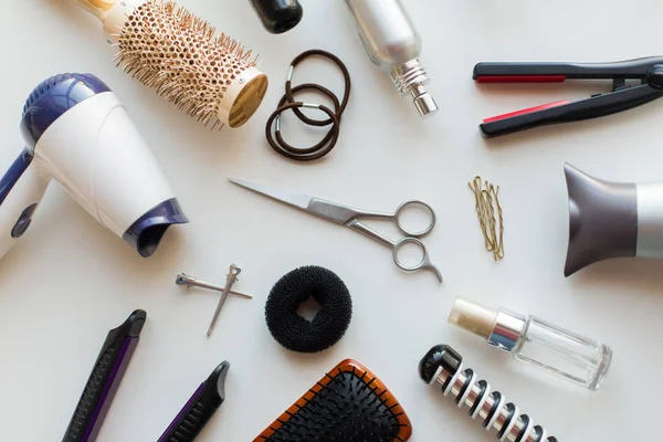 Tesouras, secadores de cabelo, ferros e escovas — Fotografia de Stock