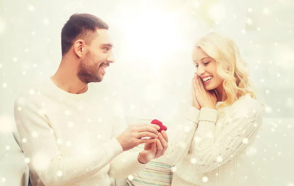 Homem dando anel de noivado mulher para o Natal — Fotografia de Stock