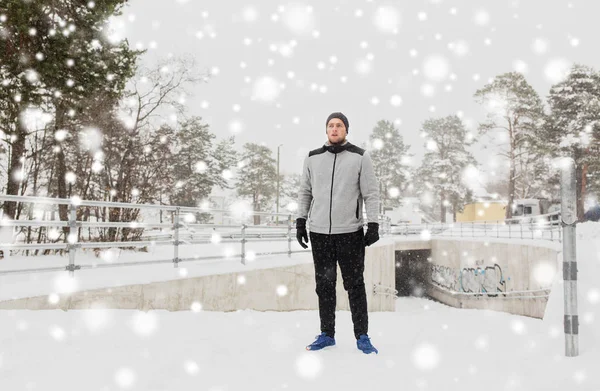 Adam kış açık havada spor — Stok fotoğraf