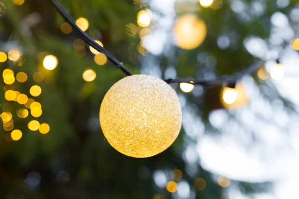 Primer plano del bulbo de guirnalda de árbol de Navidad al aire libre —  Fotos de Stock