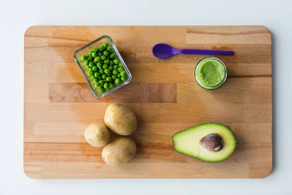 Puré de verduras o alimentos para bebés en tablero de madera — Foto de Stock