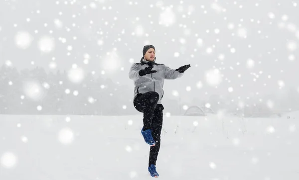 Человек упражнения и разогрев зимой на открытом воздухе — стоковое фото