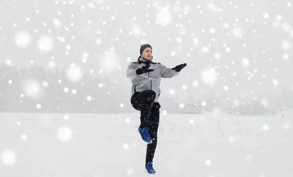 Människan utövar och warmig upp i vinter utomhus — Stockfoto