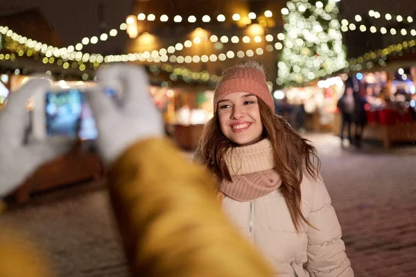 Femme heureuse posant pour smartphone à Noël — Photo