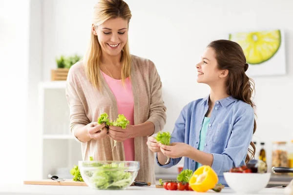 Ensalada de cocina familiar feliz en la cocina casera —  Fotos de Stock