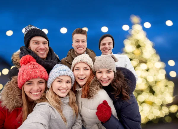 Szczęśliwy przyjaciele biorąc selfie na zewnątrz na Boże Narodzenie — Zdjęcie stockowe