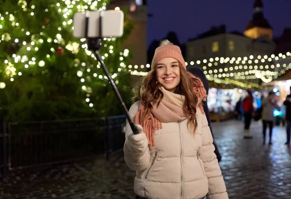 Młoda kobieta biorąc Selfie nad choinką — Zdjęcie stockowe