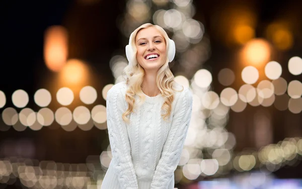 Femme heureuse sur les lumières de Noël — Photo