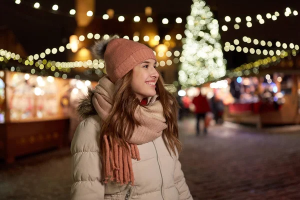 Heureuse jeune femme au marché de Noël en hiver — Photo