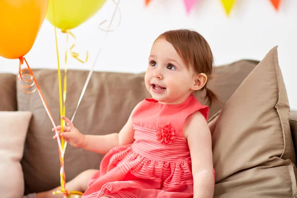 Niña feliz en la fiesta de cumpleaños en casa Imagen De Stock