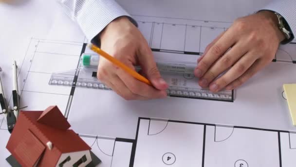 Mains d'architecte avec règle mesurant plan directeur — Video